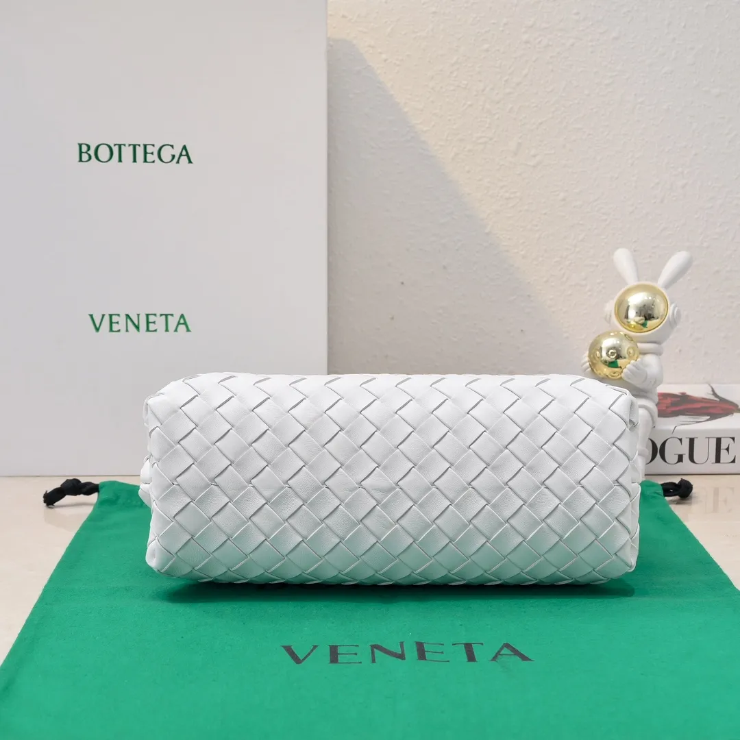 Batch 2260 Bitters Venetia 2024 summer series brings Lauren 1980 handbags back to the public eye. The design of the bag is inspired by ancient Roman architecture. It uses the brand's iconic Intrecciato lambskin woven bag body with a hard frame. No logo can be seen on the whole bag. It is equipped with a leather woven metal chain. When using it as a clutch, just put the chain directly in the bag ~ showing an elegant and timeless style. Decades later, when Lauren Hutton once again walked on the Bottega Venetia spring and summer show with this bag, the charm of the year still remains intact despite the passage of time. Size: 31.5*16.5*11 Style No.: 5807